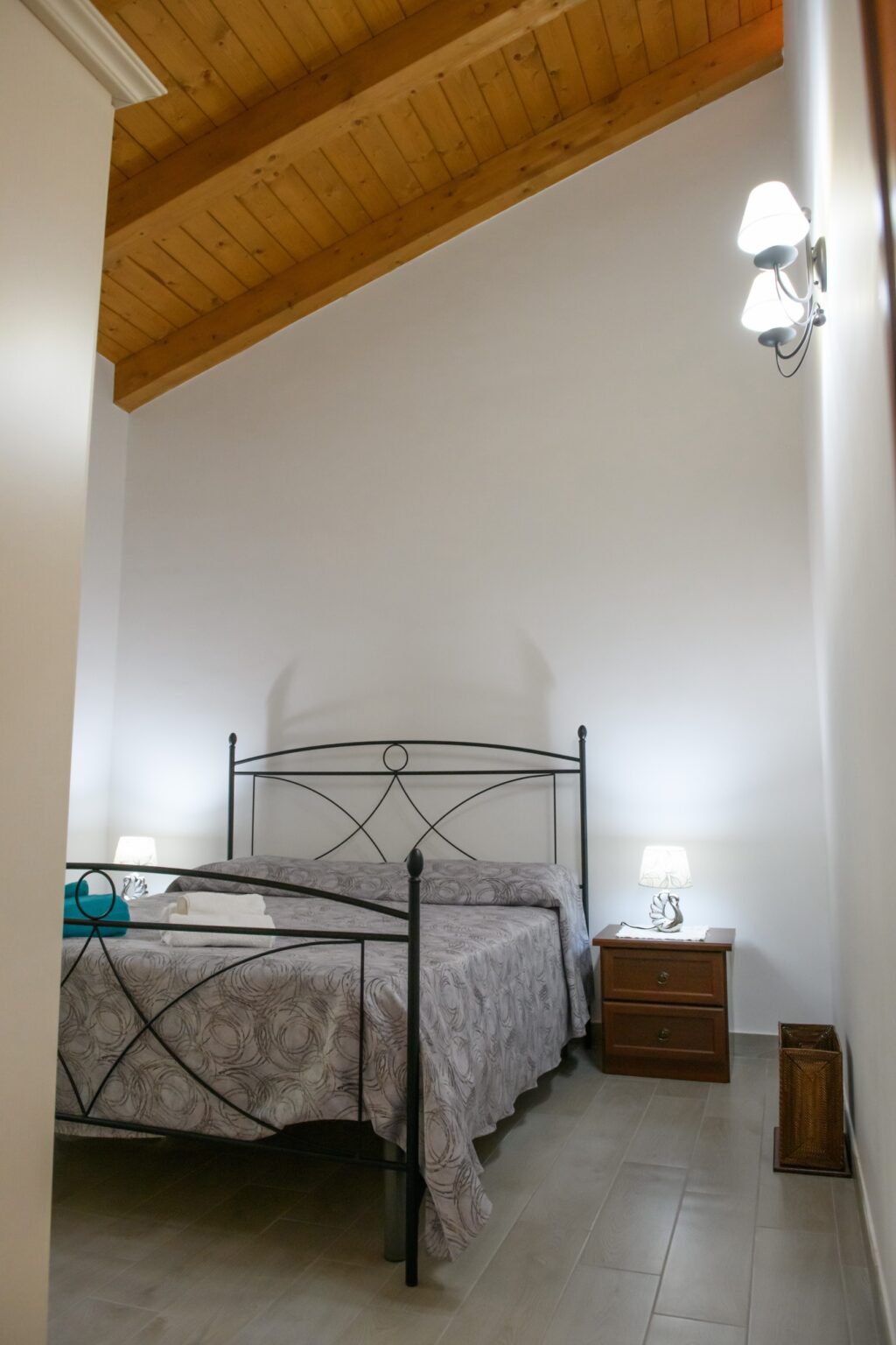 Dormitorio doble con cama de hierro forjado