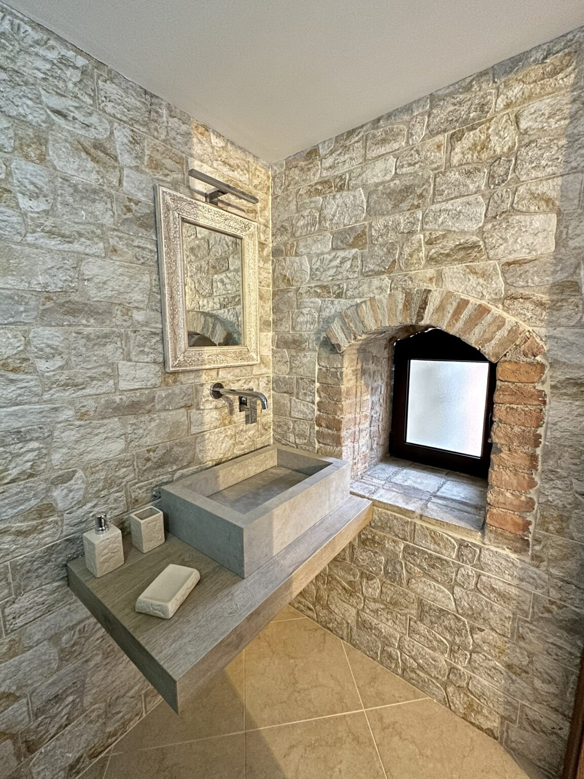 Lavabo in pietra con finestrella