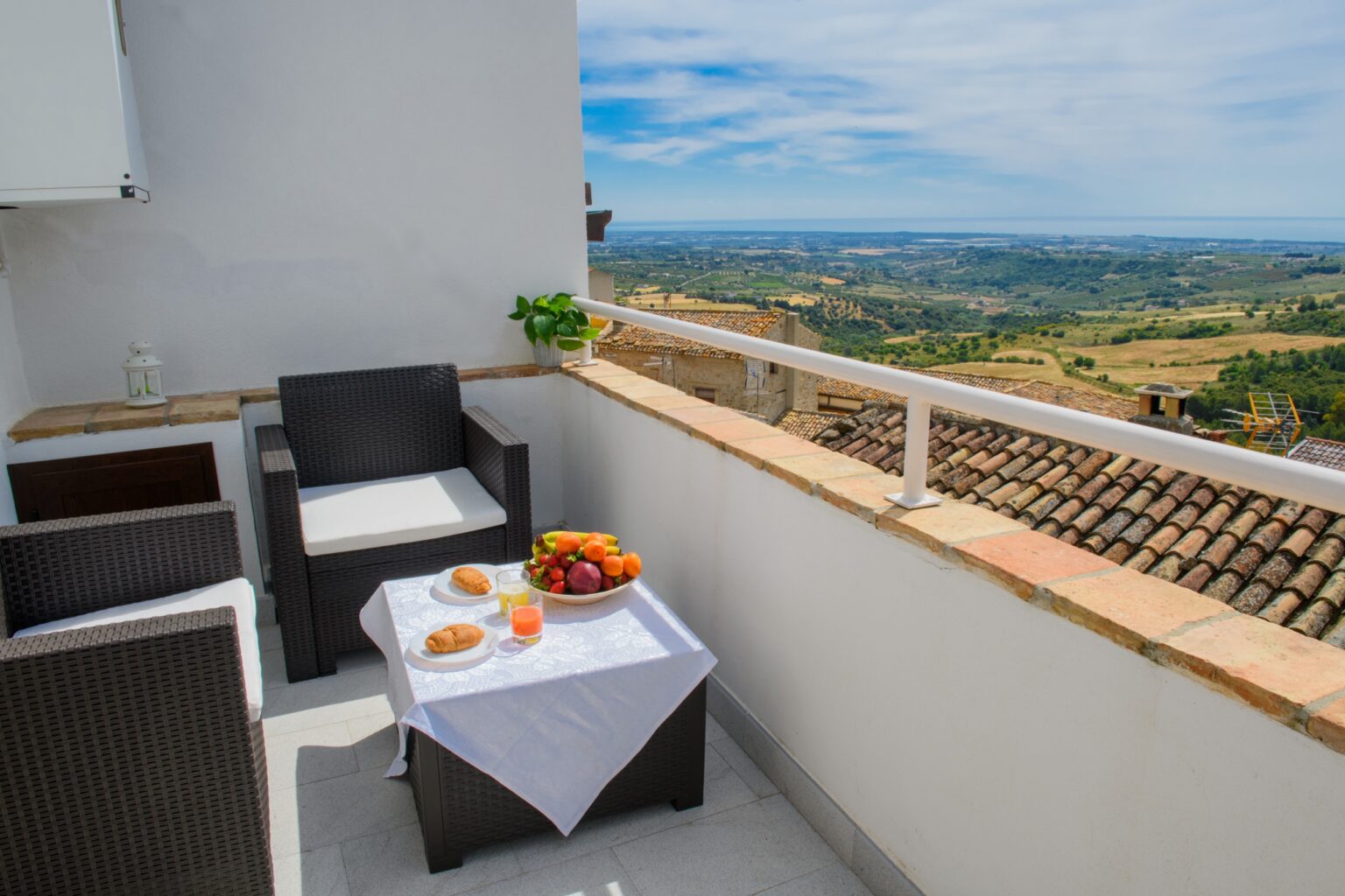 Desayuno en el balcón con vistas al golfo