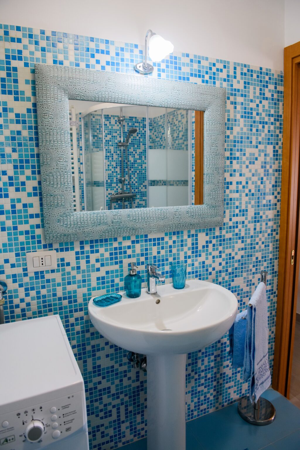 Baño con mosaico azul