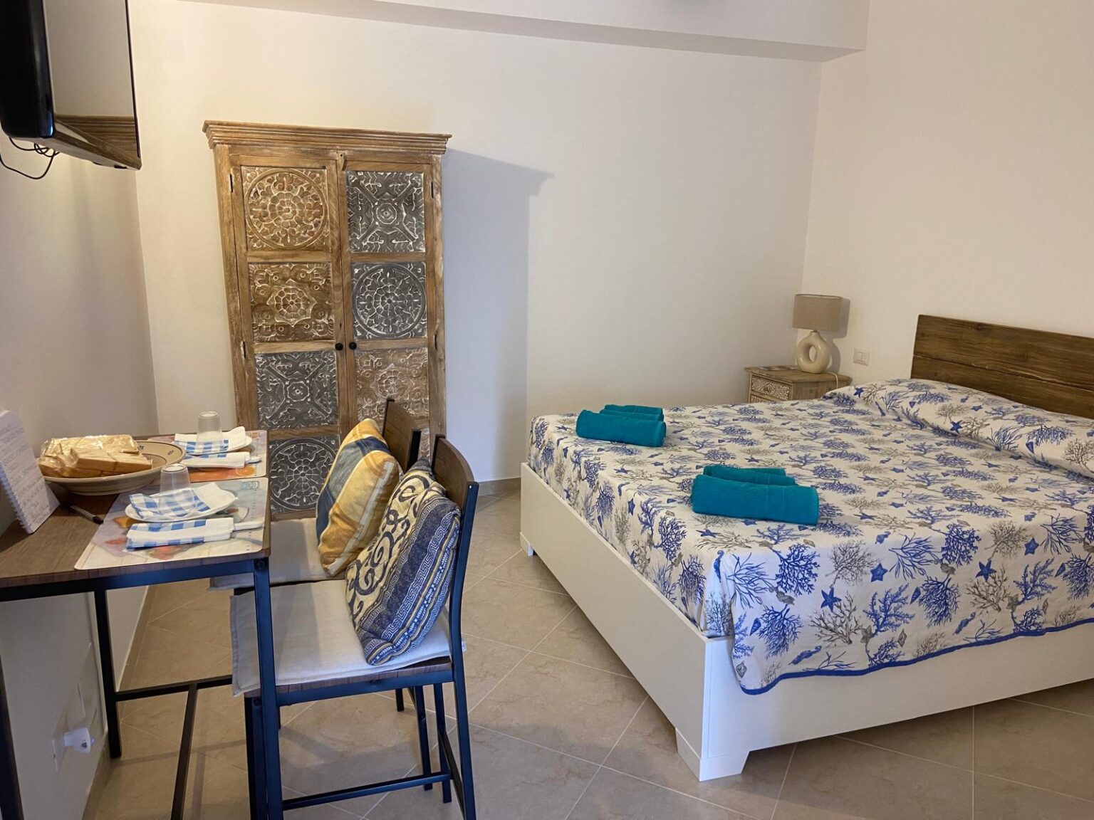 Camera con letto a fiori blu