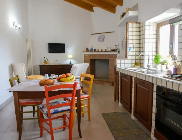 Cucina moderna e zona pranzo luminosa con soffitto in legno al B&B Nova Siri
