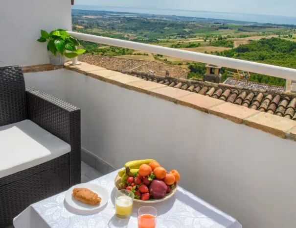 Colazione panoramica con frutta fresca e vista sulle colline di Nova Siri