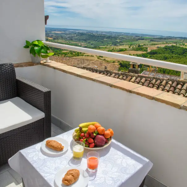 Colazione panoramica con frutta fresca e vista sulle colline di Nova Siri