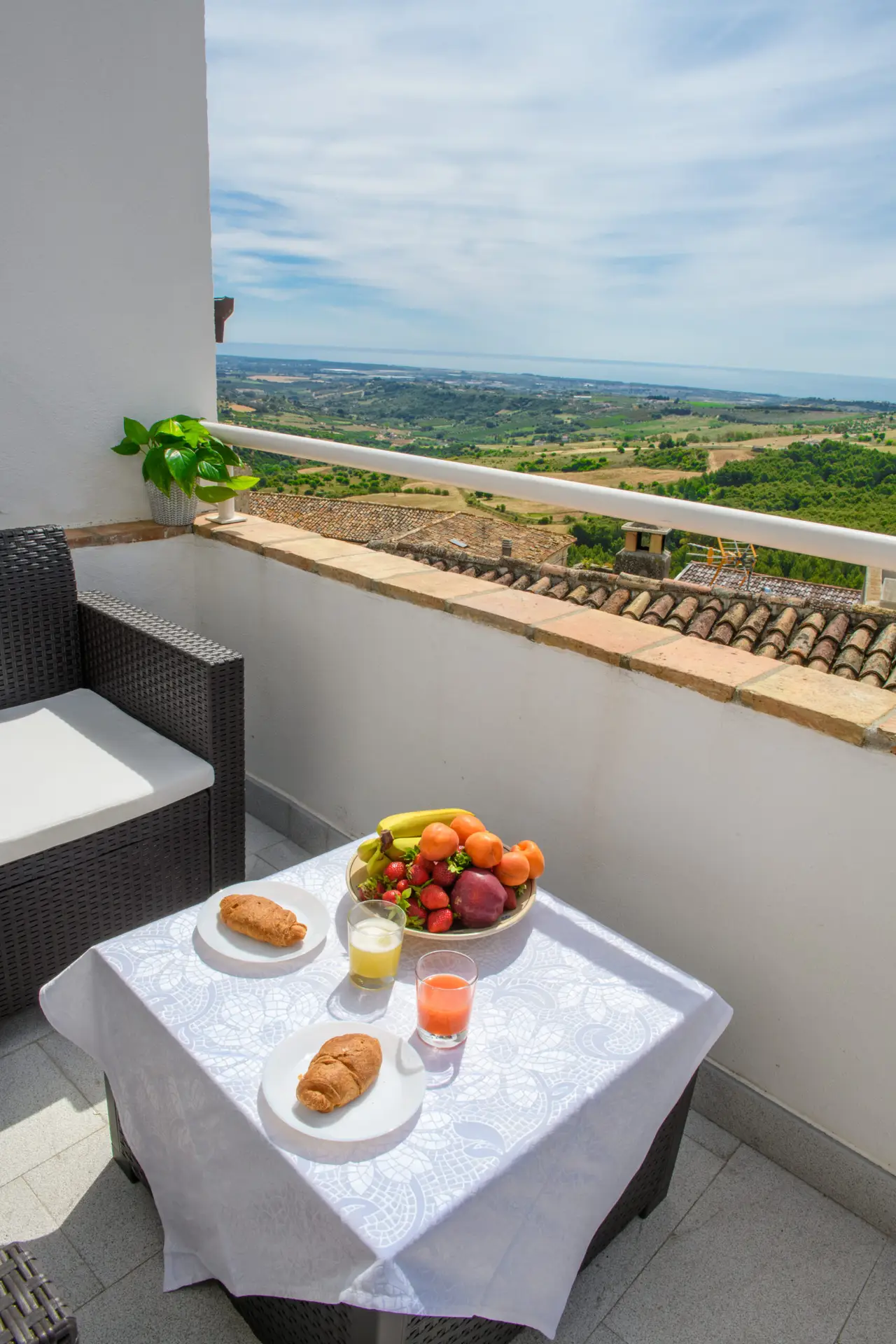 Colazione panoramica con frutta fresca e vista sulle colline di Nova Siri