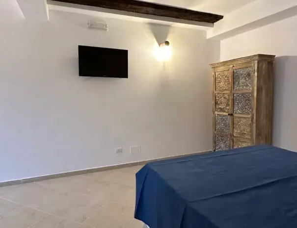 Interno camera da letto con armadio rustico e soffitto in legno a Nova Siri